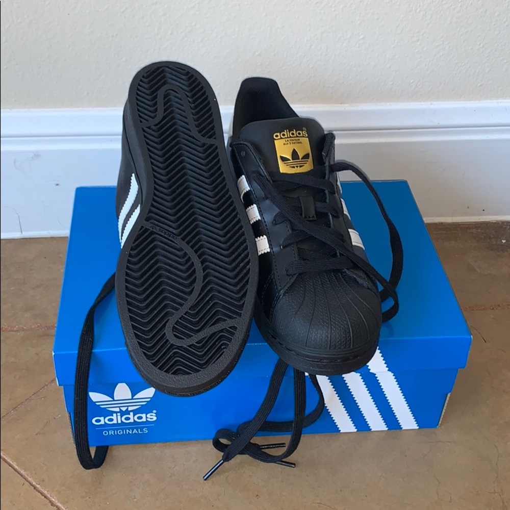 Black Adidas superstar